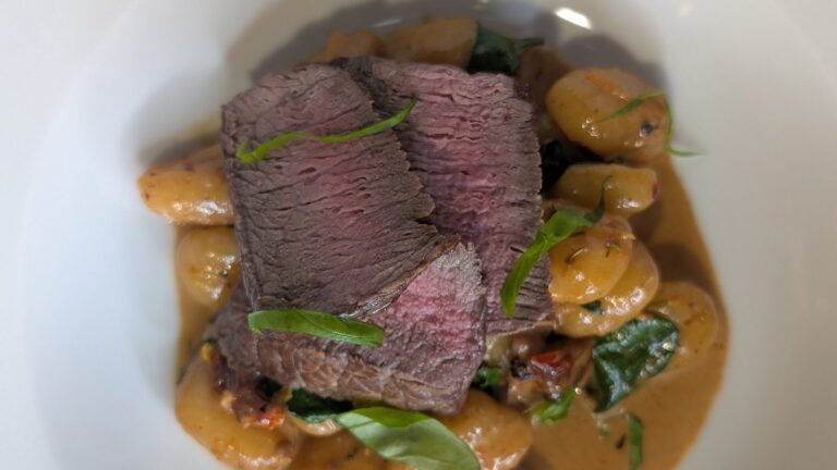 Les médaillons de boeuf de style toscan de Kev avec gnocchis de pomme de terre: aujourd'hui
