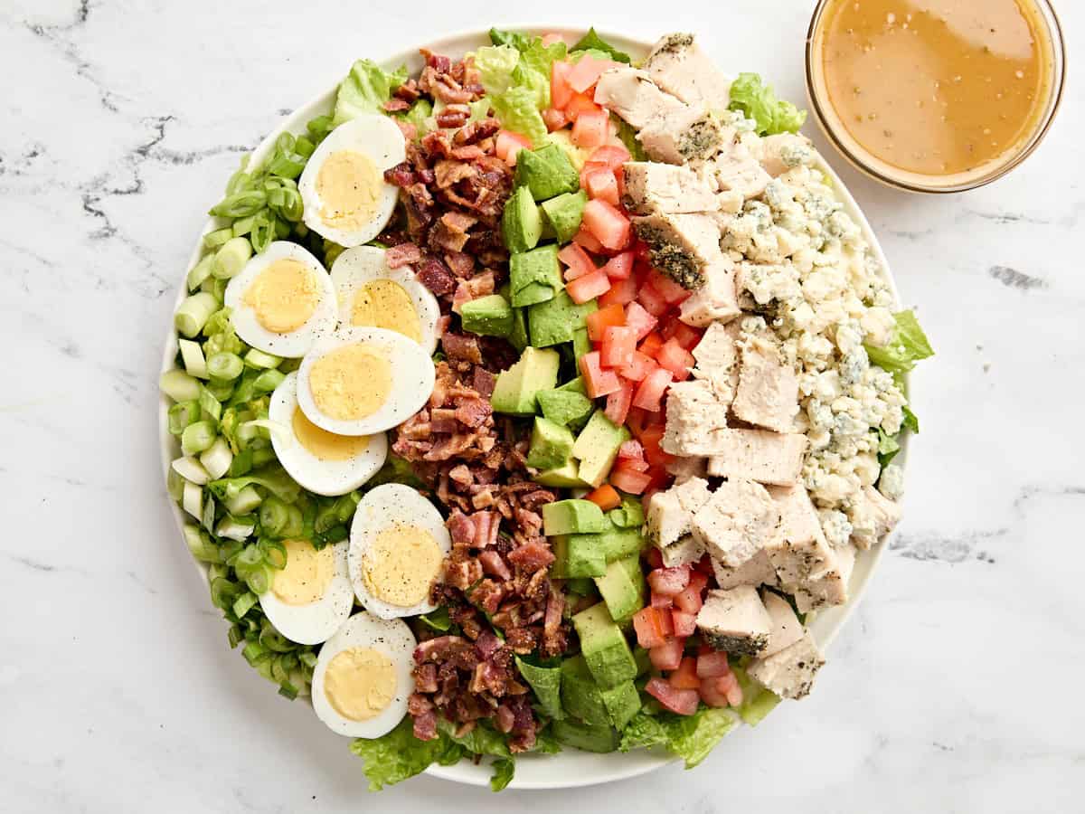 Une salade Cobb assemblée.