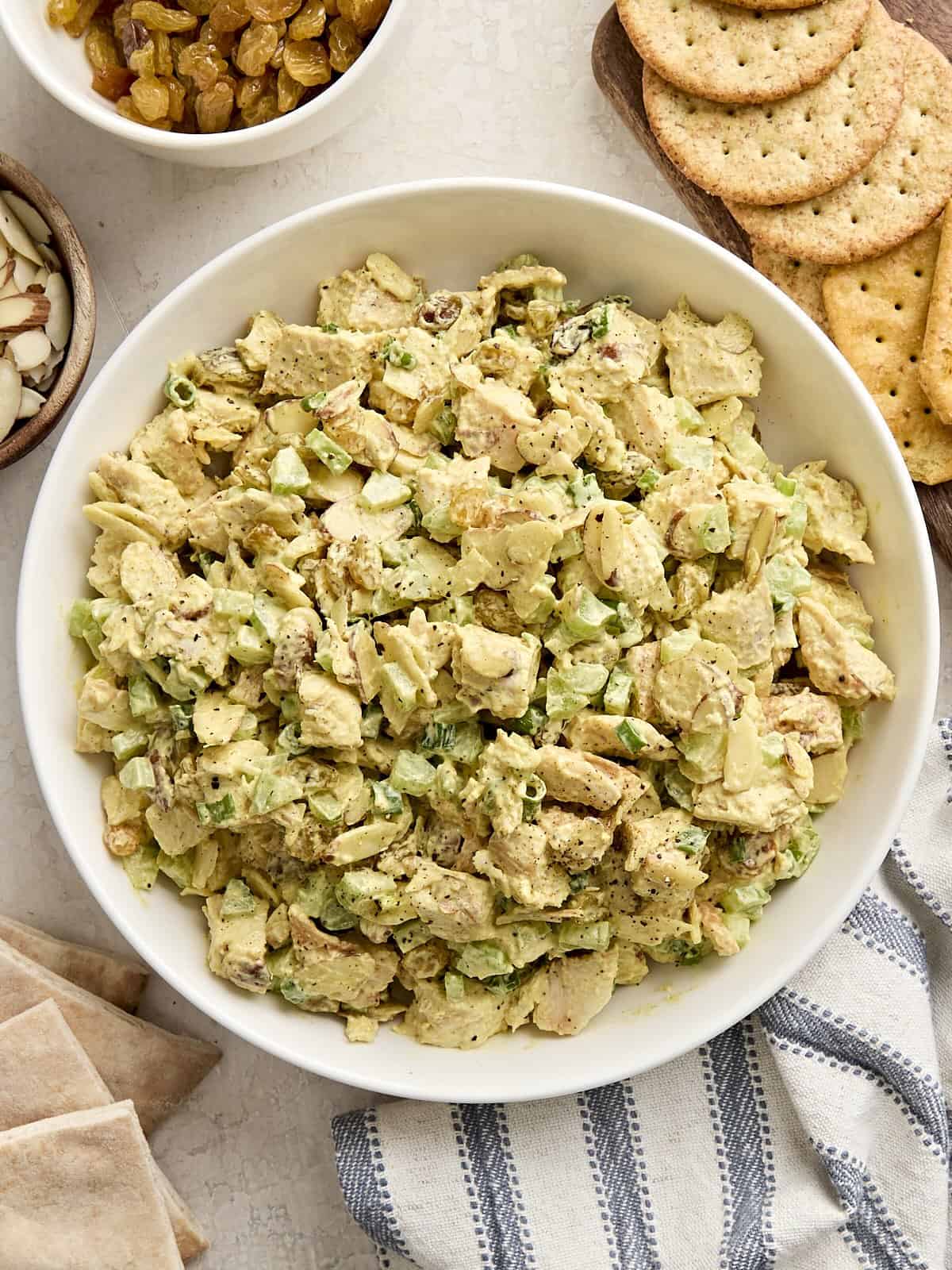 Vue aérienne d'un bol de salade de curry de poulet.