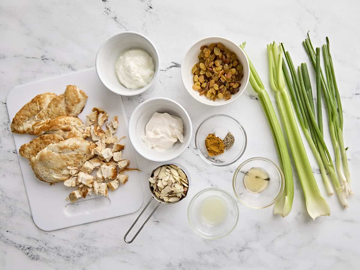 Les ingrédients de la salade de poulet au curry.