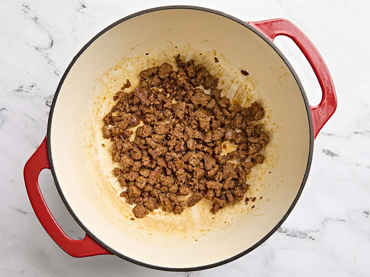 Cuisine chorizo ​​mexicaine dans un grand pot.