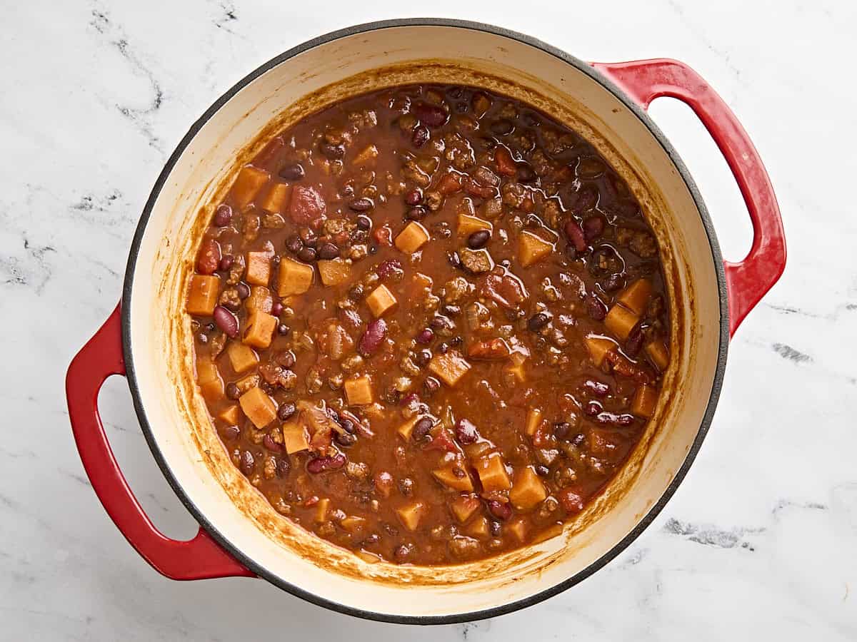 Terminé maison chorizo ​​chorizo ​​piment de patates douces dans un pot.