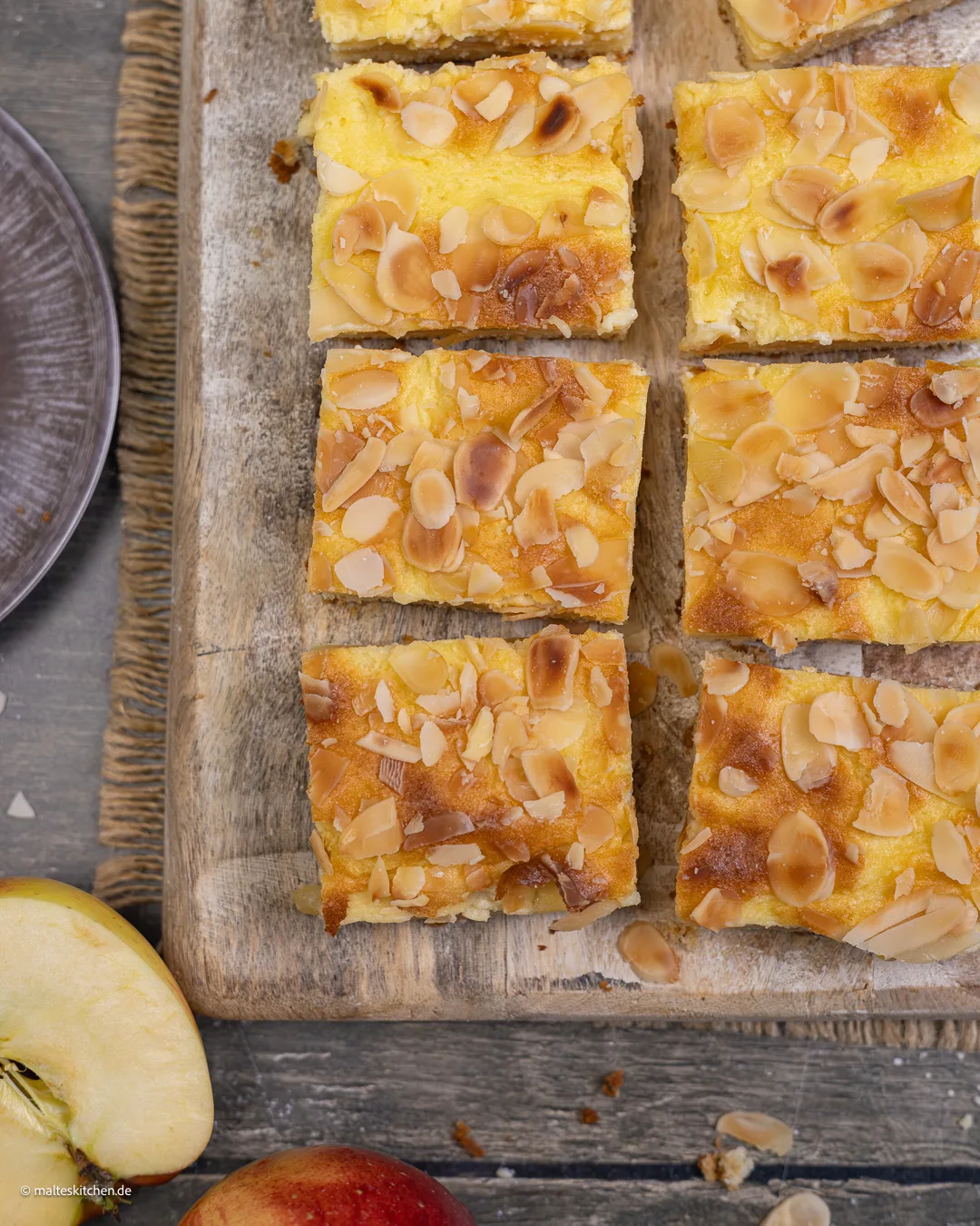 Gâteau à feuille simple avec des pommes et du massepain.