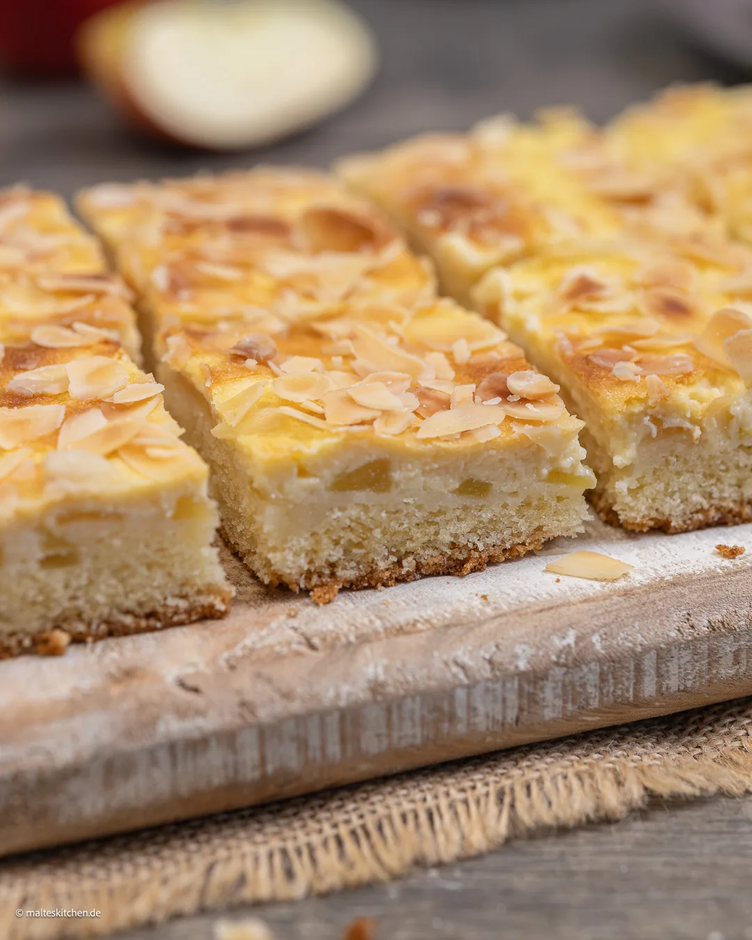 Tarte aux pommes juteuse avec feuilles de mandal et pudding en marzipann
