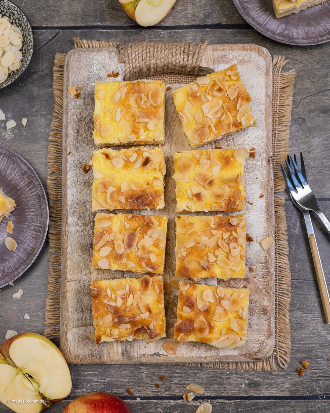 Gâteau de pomme avec du mazipan de la tôle