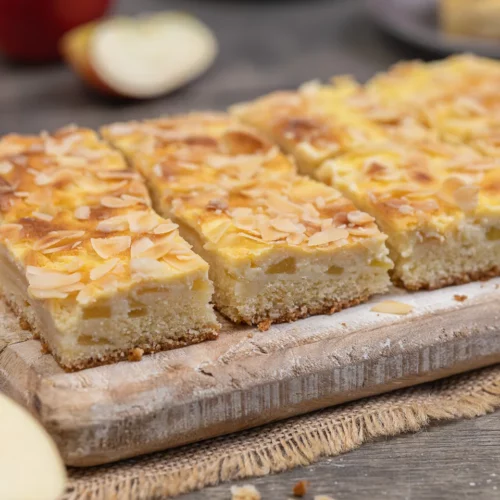 Gâteau de pomme avec du mazipan de la tôle
