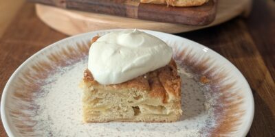 Le gâteau aux pommes de Granny Keogh de Una Leonard avec crème vanille fouettée: aujourd'hui