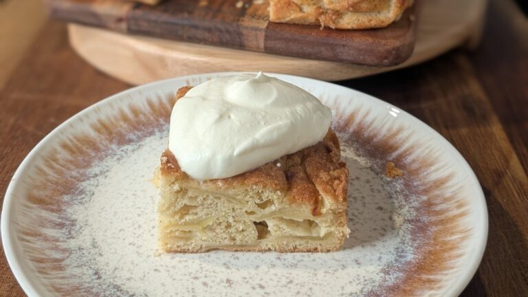 Le gâteau aux pommes de Granny Keogh de Una Leonard avec crème vanille fouettée: aujourd'hui