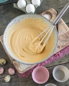 Pâte pour les muffins à la liqueur aux œufs.