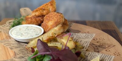 Les goujons de poisson de Sarah Butler avec des frites et de la sauce tartare: aujourd'hui