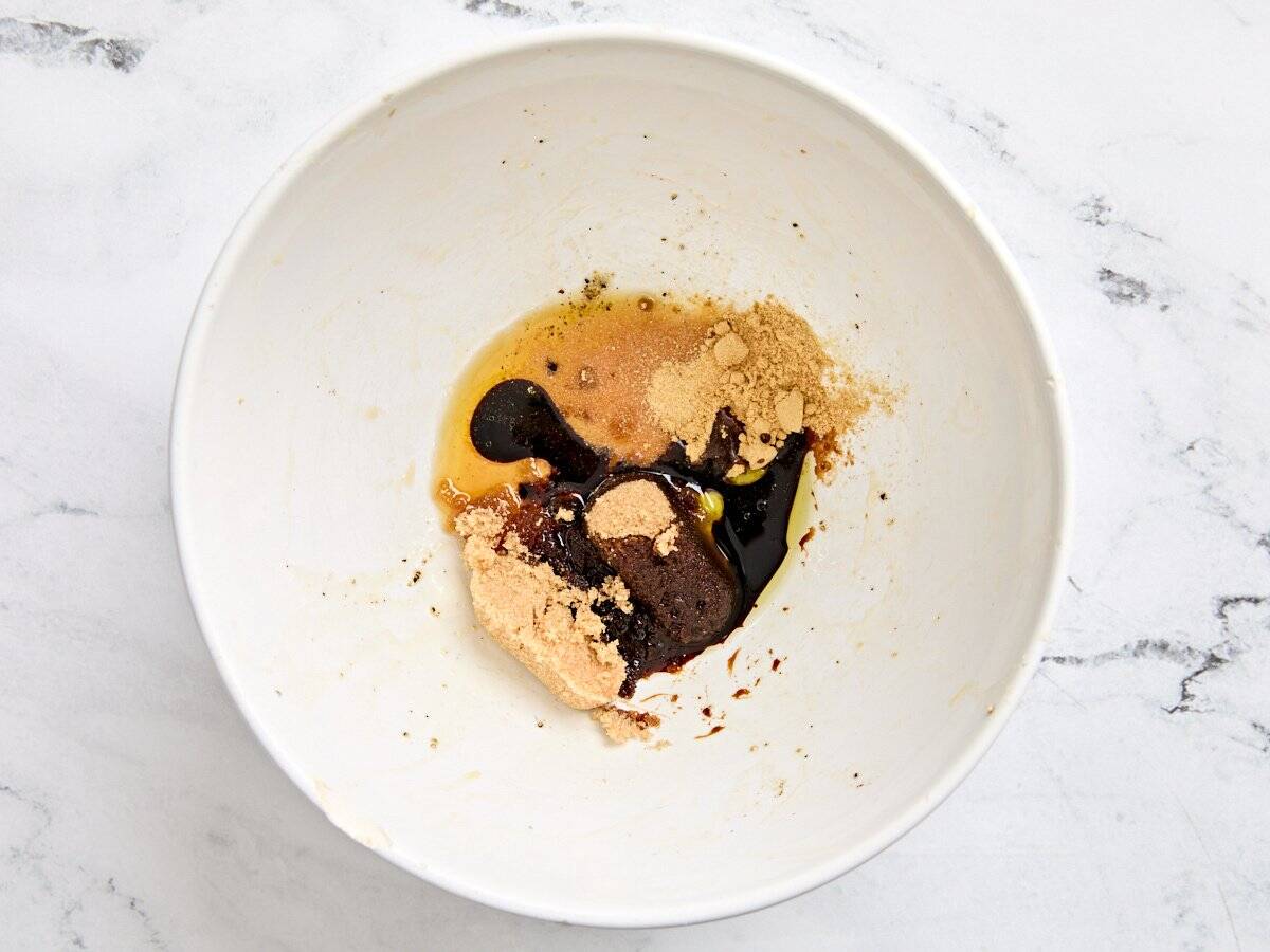 Le sel, la poudre de gingembre, la cassonade, la sauce soja et l'huile de graines de sésame grillé dans un bol à mélanger.