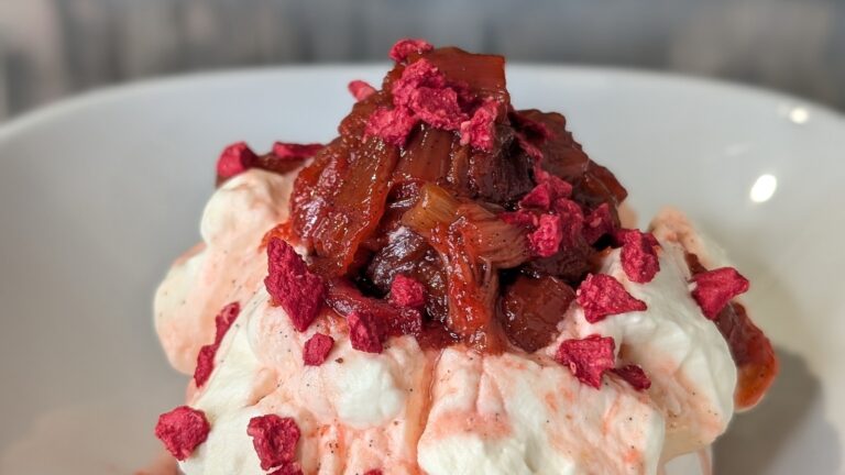 Mags 'Rhubarb Pavlova: Aujourd'hui