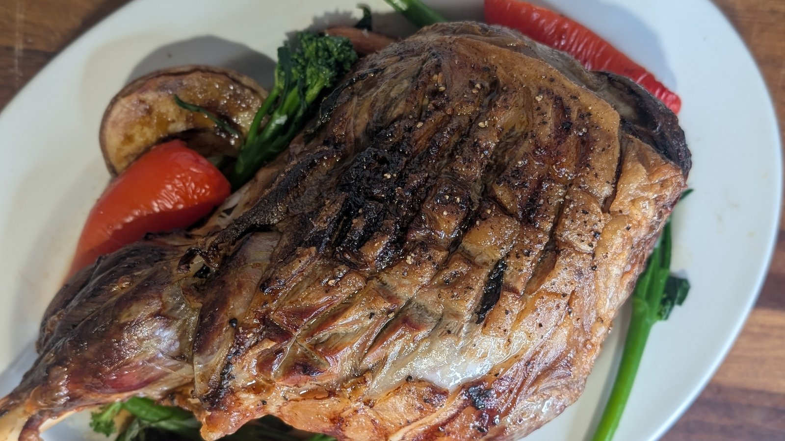 Jois rôtie de Trisha Lewis de l'agneau et de la ratatouille: aujourd'hui