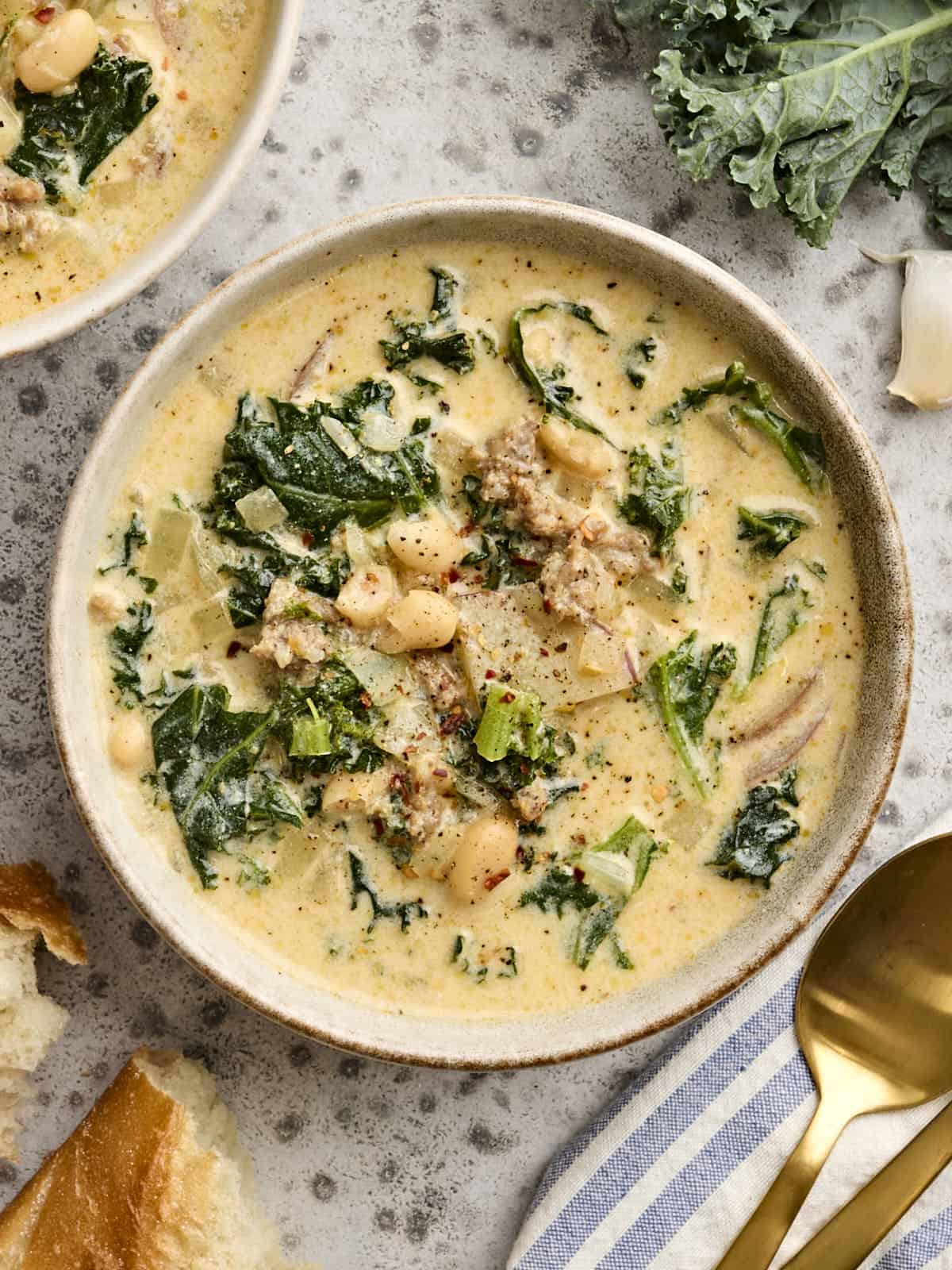 Vue aérienne d'un bol de Zuppa Toscana maison.