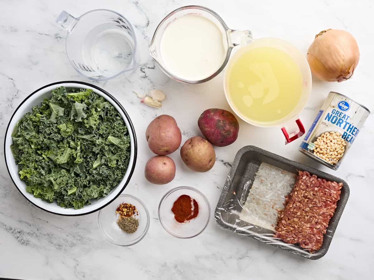 Les ingrédients pour faire Zuppa Toscana.
