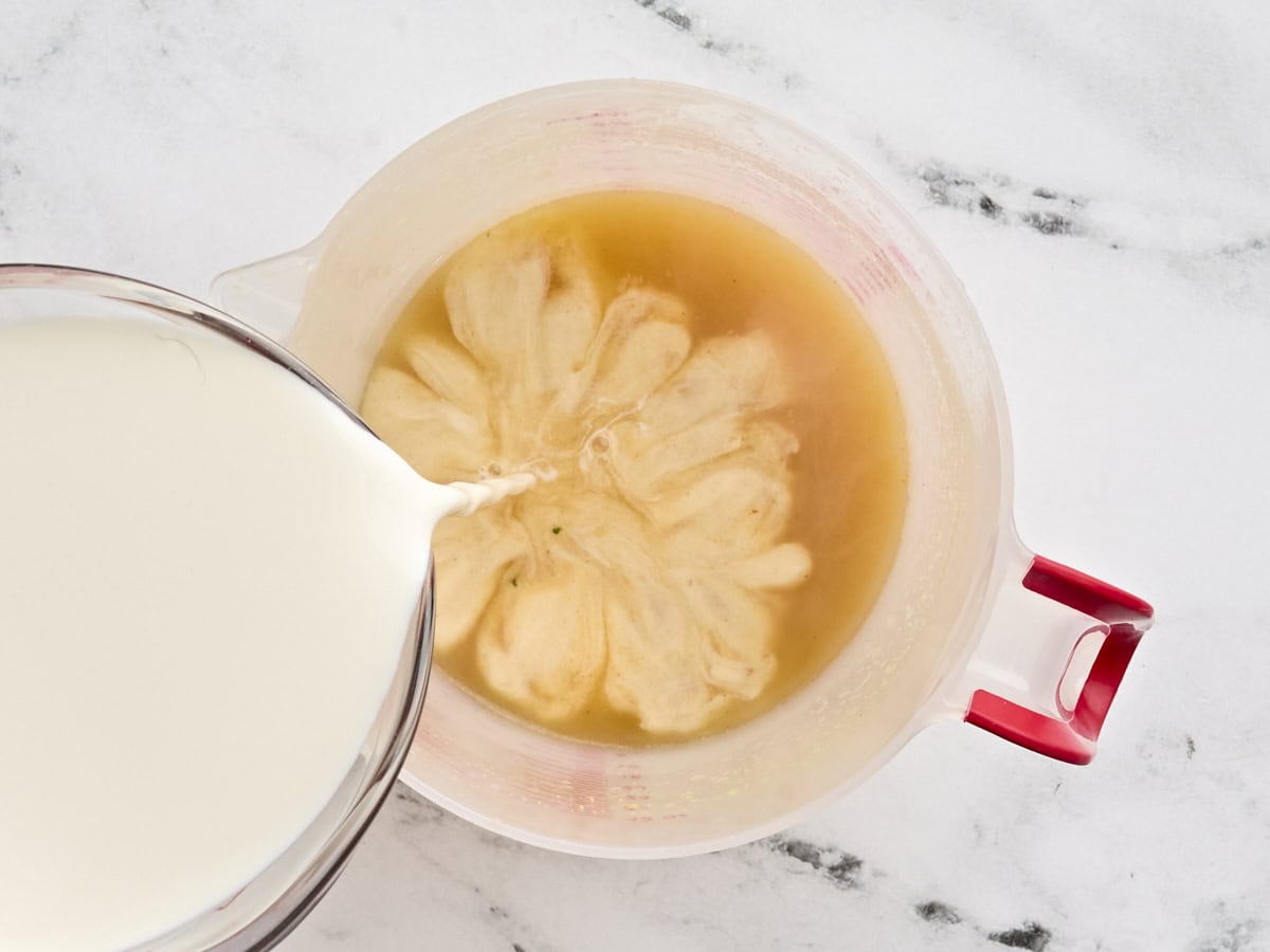 Une cruche de bouillon chaud, avec moitié et moitié versée dedans.