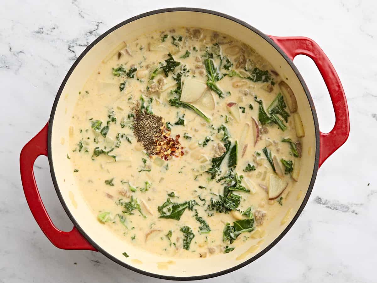 Les assaisonnements ajoutés à un pot de Zuppa Toscana.