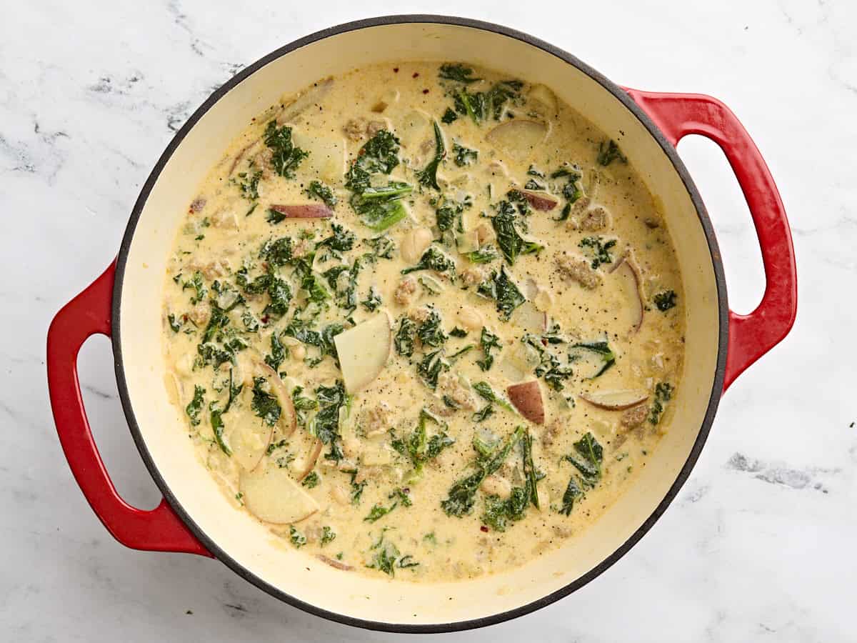 Terminé Zuppa Toscana dans un pot à soupe.
