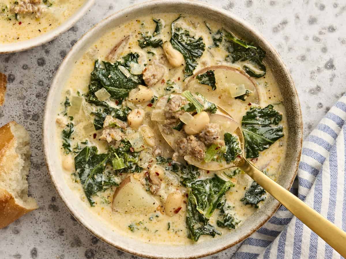 Vue aérienne d'un bol de Zuppa Toscana avec une cuillère en prenant.