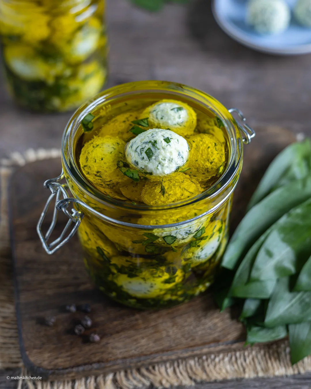 Boules de fromage à la crème marinées dans l'huile d'olive.