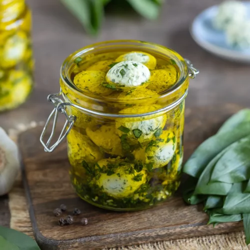 Boules en fromage à la crème et à l'ail sauvage.