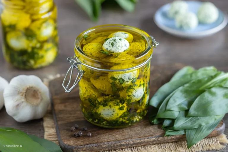 Boules de fromage à la crème avec de l'ail sauvage dans l'huile d'olive