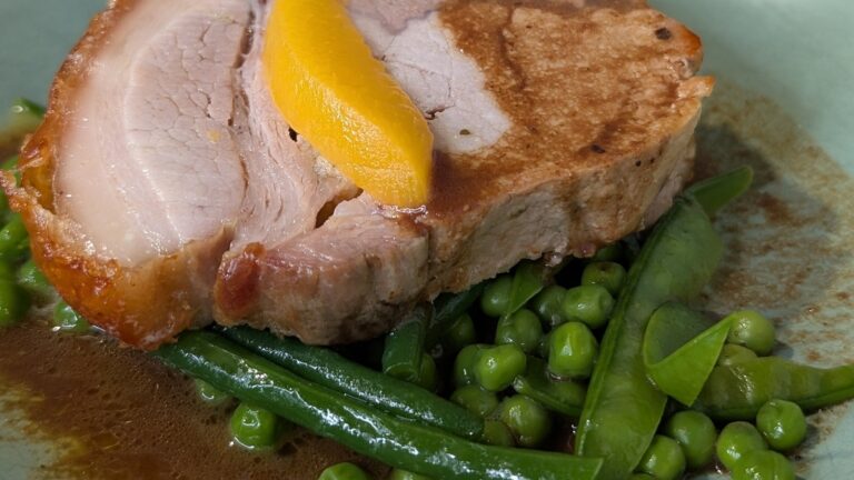 Longe de porc rôtie de Derry Clarke avec des légumes verts et sauce au printemps: aujourd'hui