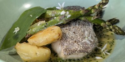 Hake de Paul Flynn avec des asperges, de nouvelles pommes de terre et du citron: aujourd'hui