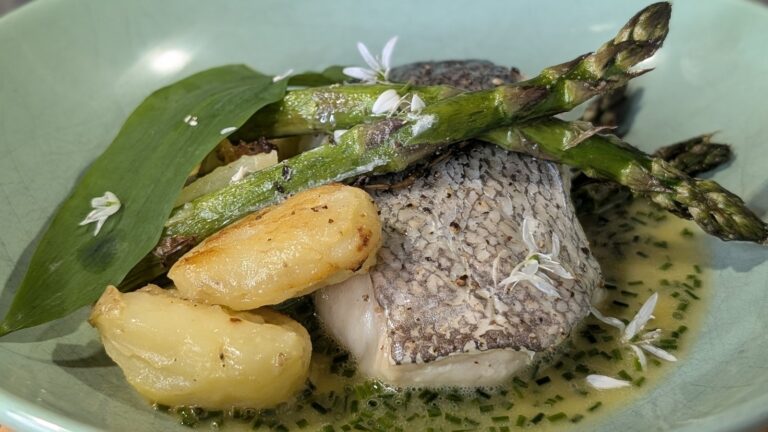 Hake de Paul Flynn avec des asperges, de nouvelles pommes de terre et du citron: aujourd'hui