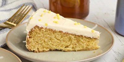 Gâteau de pain de maïs avec crème au beurre au miel