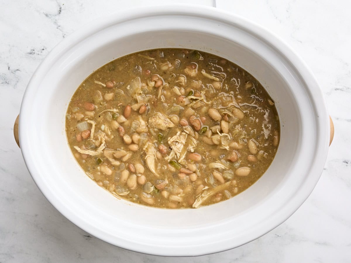 Chilier de poulet blanc fini au poulet blanc dans une mijoteuse.