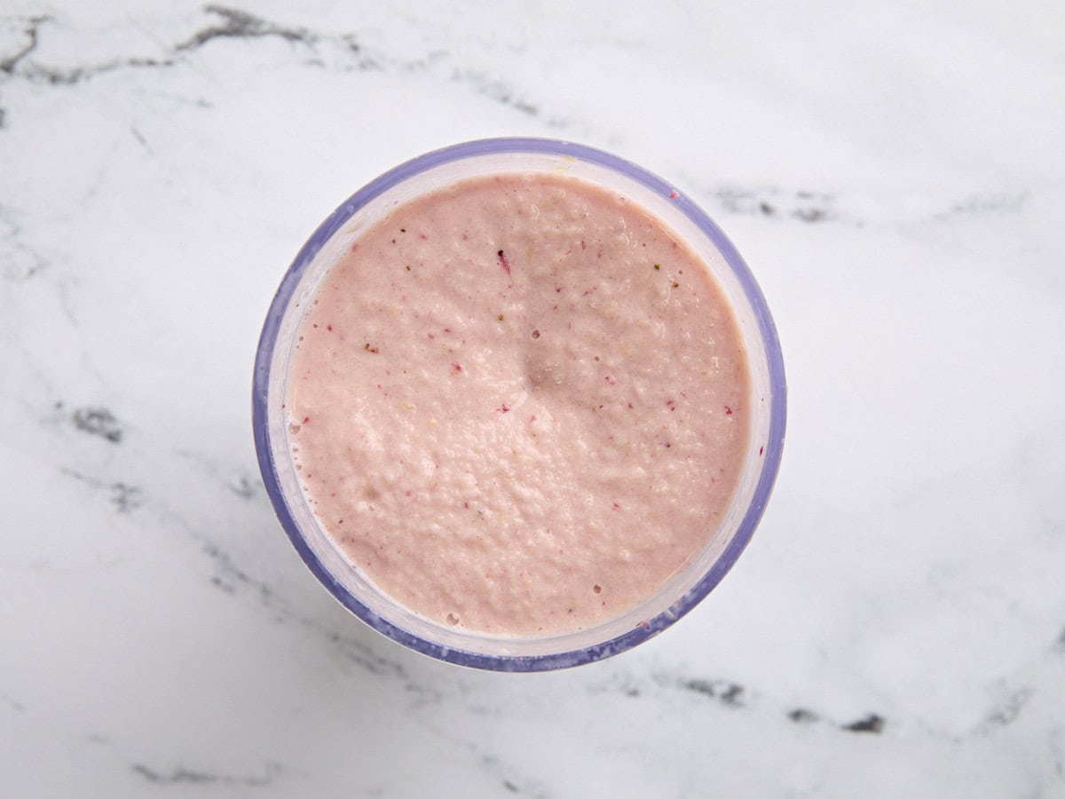 Un smoothie à la mangue de fraise fini dans un mélangeur.