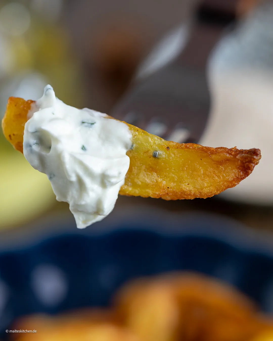 Coins de pommes de terre avec crème sure de la friteuse à l'air chaud.