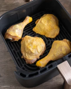Cuire la jambe de poulet dans la friteuse à air chaud.