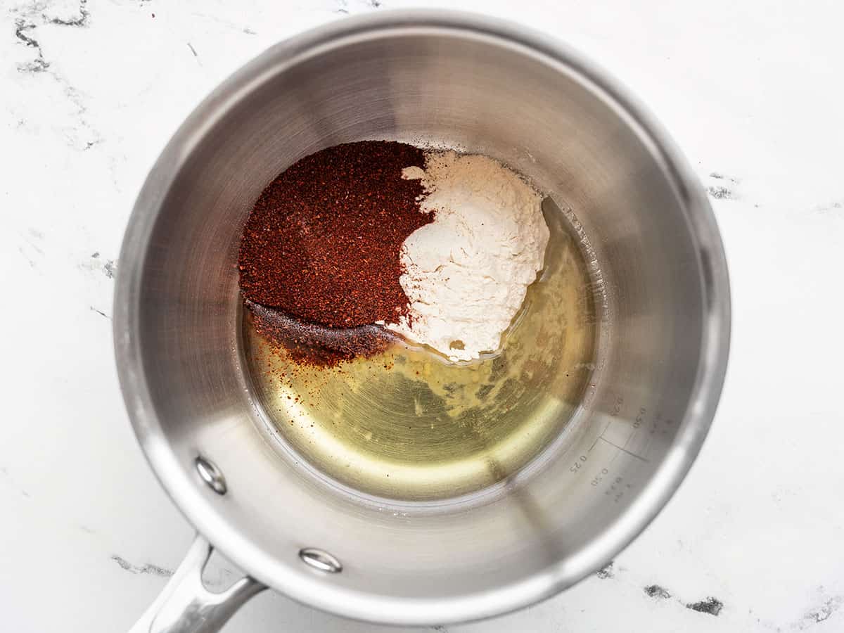 poudre de piment, farine et huile dans une sauce.