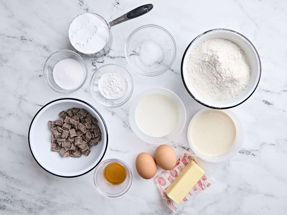 Les ingrédients pour fabriquer des scones de pépites de chocolaterie faits maison.