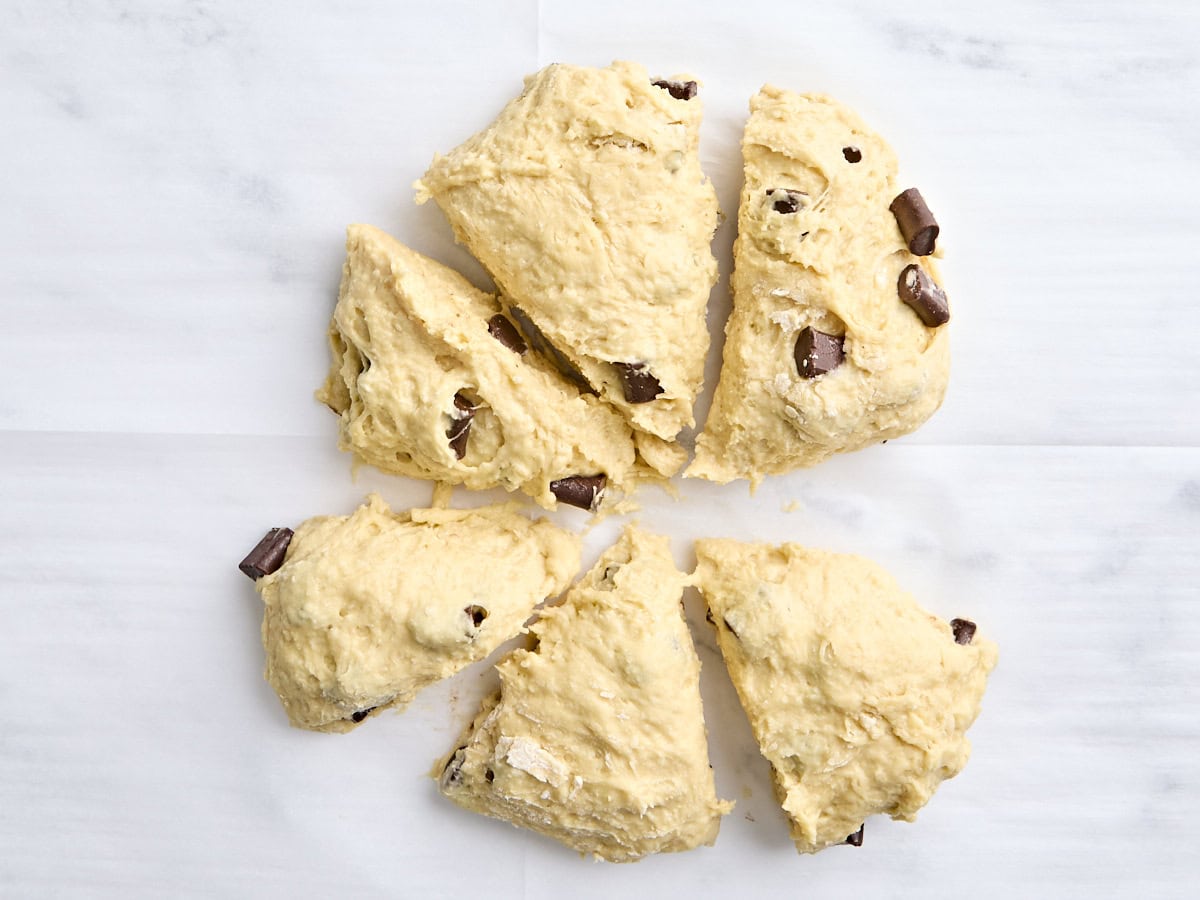 Pâte à scone au chocolat au chocolat divisée en 6 pièces.