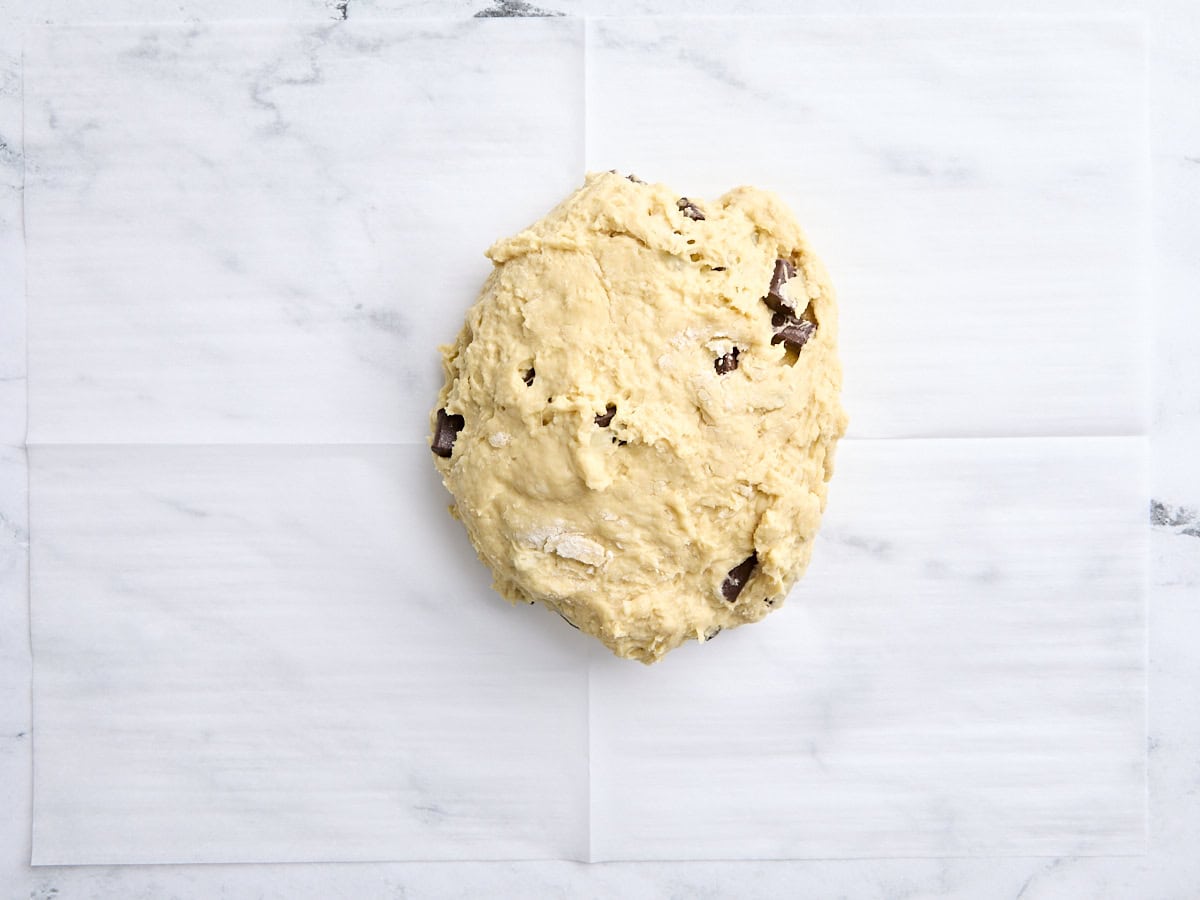 Pâte de scone au levain sur un morceau de papier parchemin.