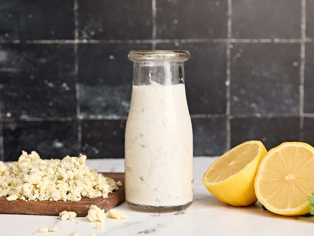 Vêtue à fromage bleu maison dans une bouteille.