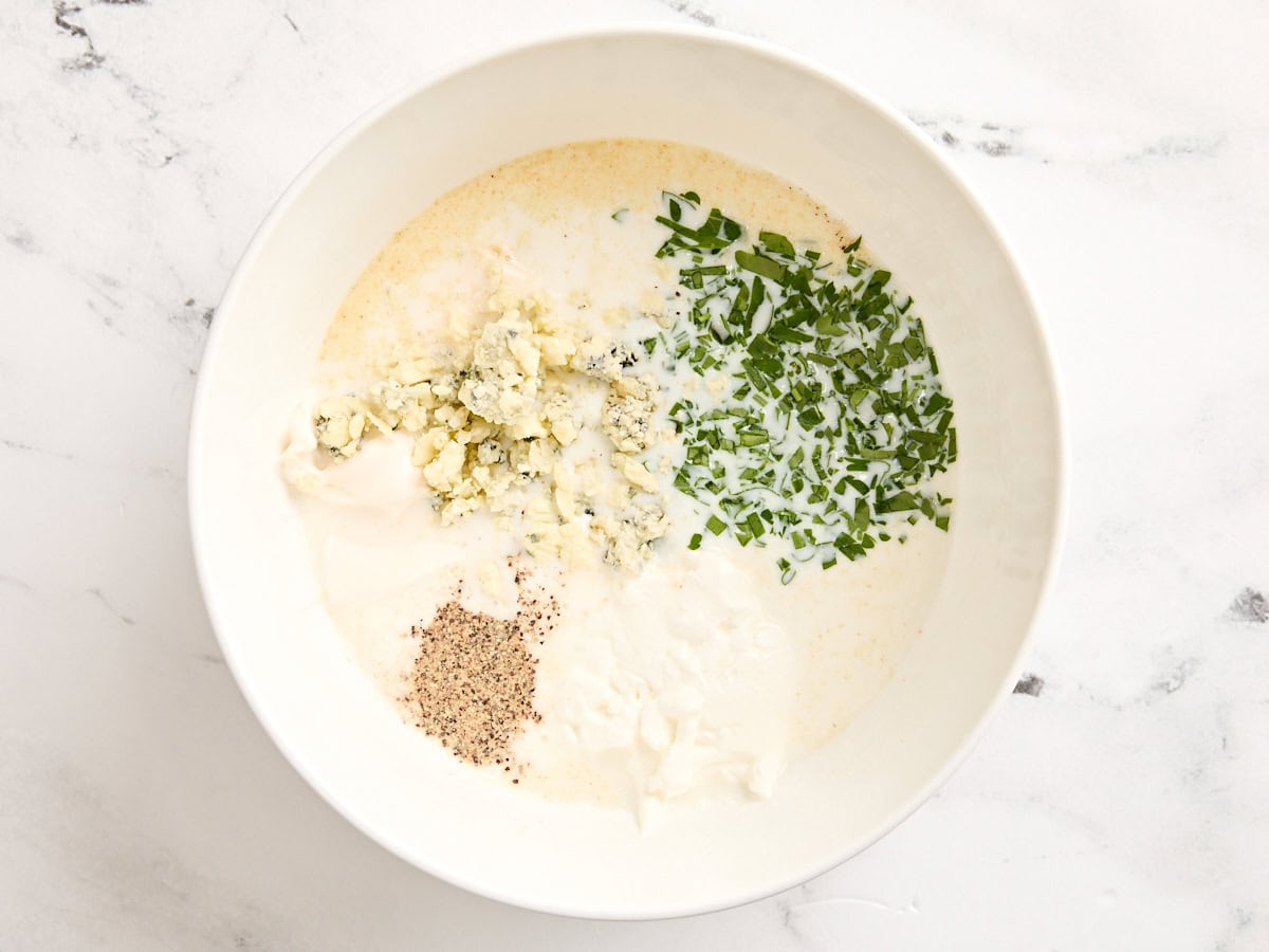 Les ingrédients de la vinaigrette au fromage bleu dans un bol à mélanger.