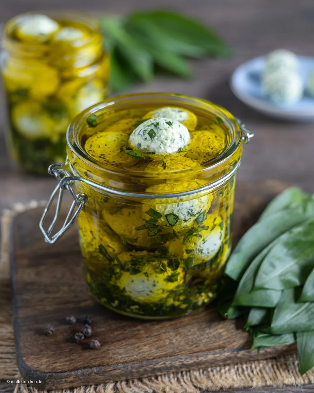Boules de fromage à la crème avec de l'ail sauvage dans l'huile d'olive.