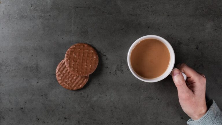 McVities Boss sur la bonne façon de manger un digestif au chocolat