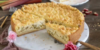 Gâteau de la rhubarbe avec pudding et paillettes