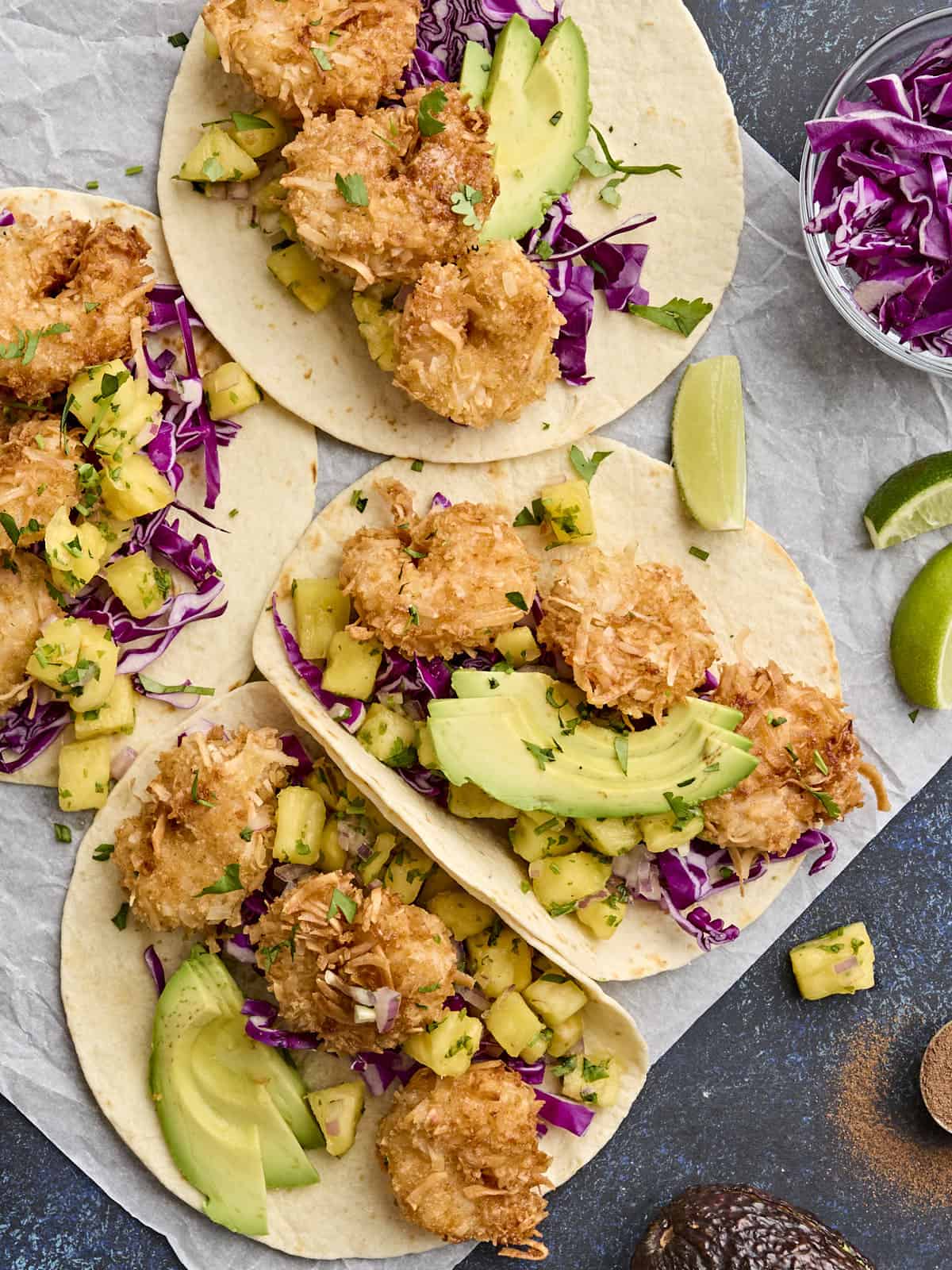 Vue aérienne des tacos de crevettes de noix de coco maison avec salsa d'ananas.
