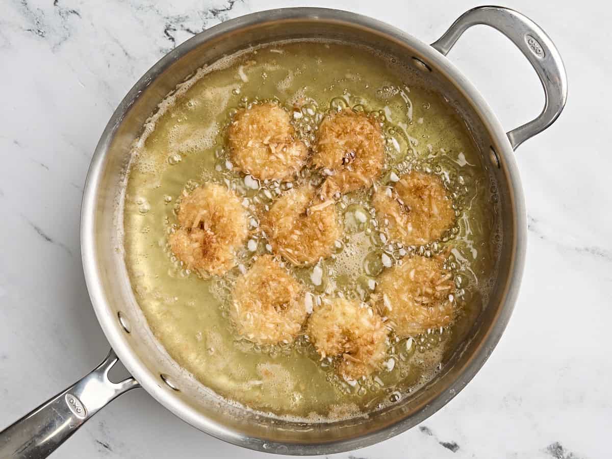 Les crevettes de noix de coco friture dans une poêle d'huile végétale.