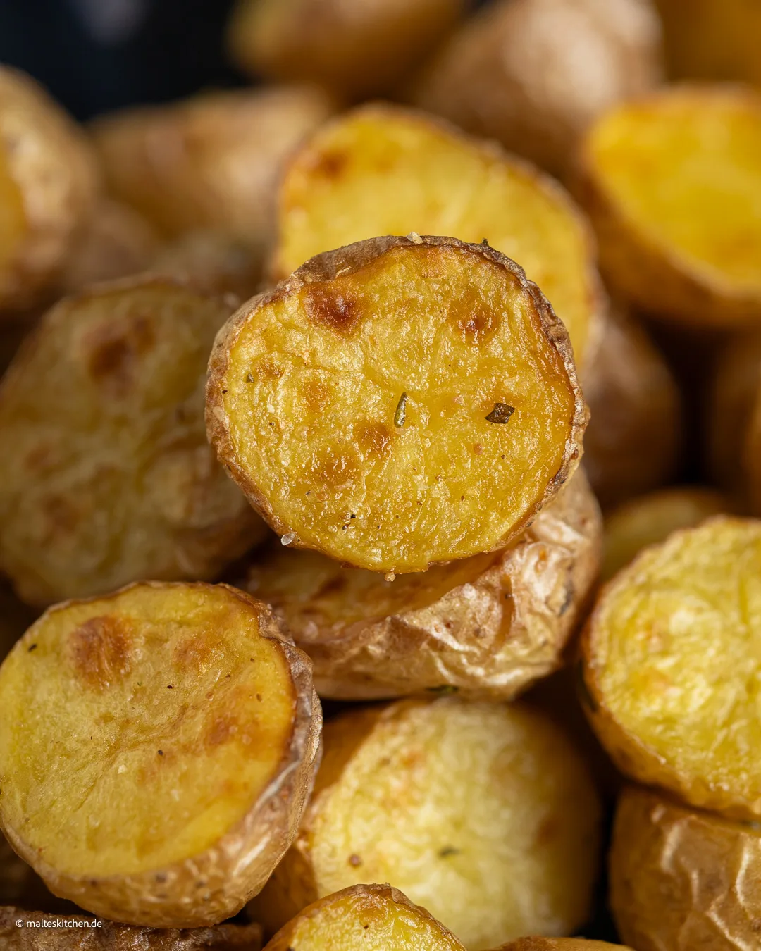 Les pommes de terre de romarin croquantes de l'aéronautique.
