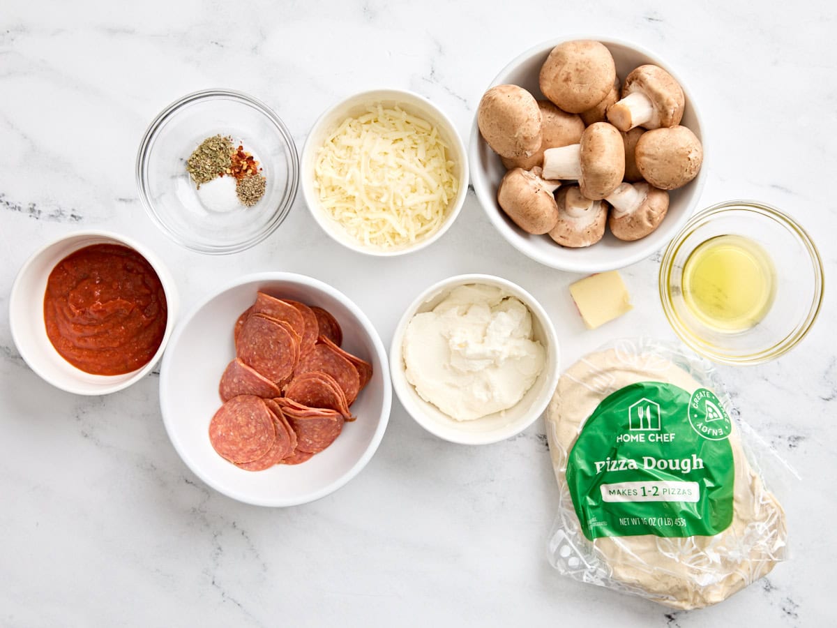 Les ingrédients pour fabriquer des calzones maison.