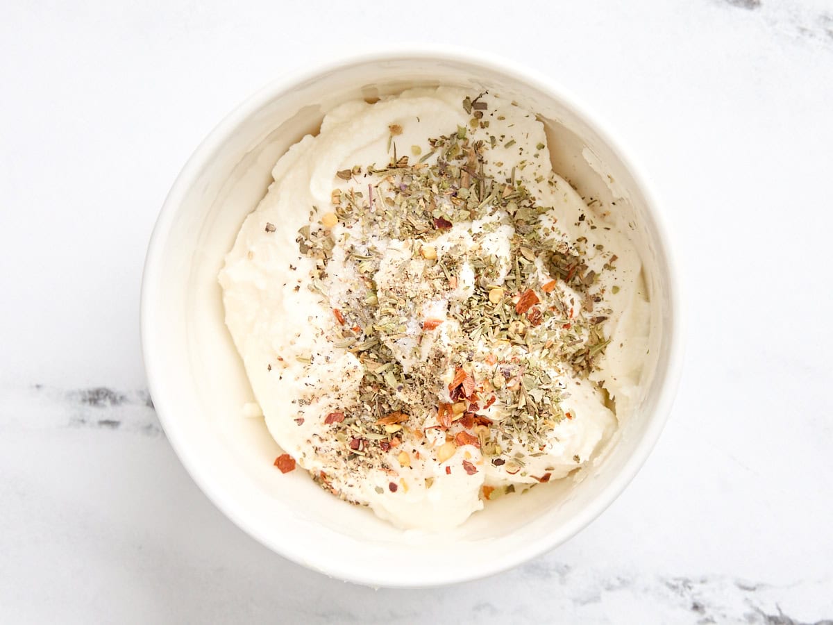 La garniture de fromage pour une calzone dans un bol.