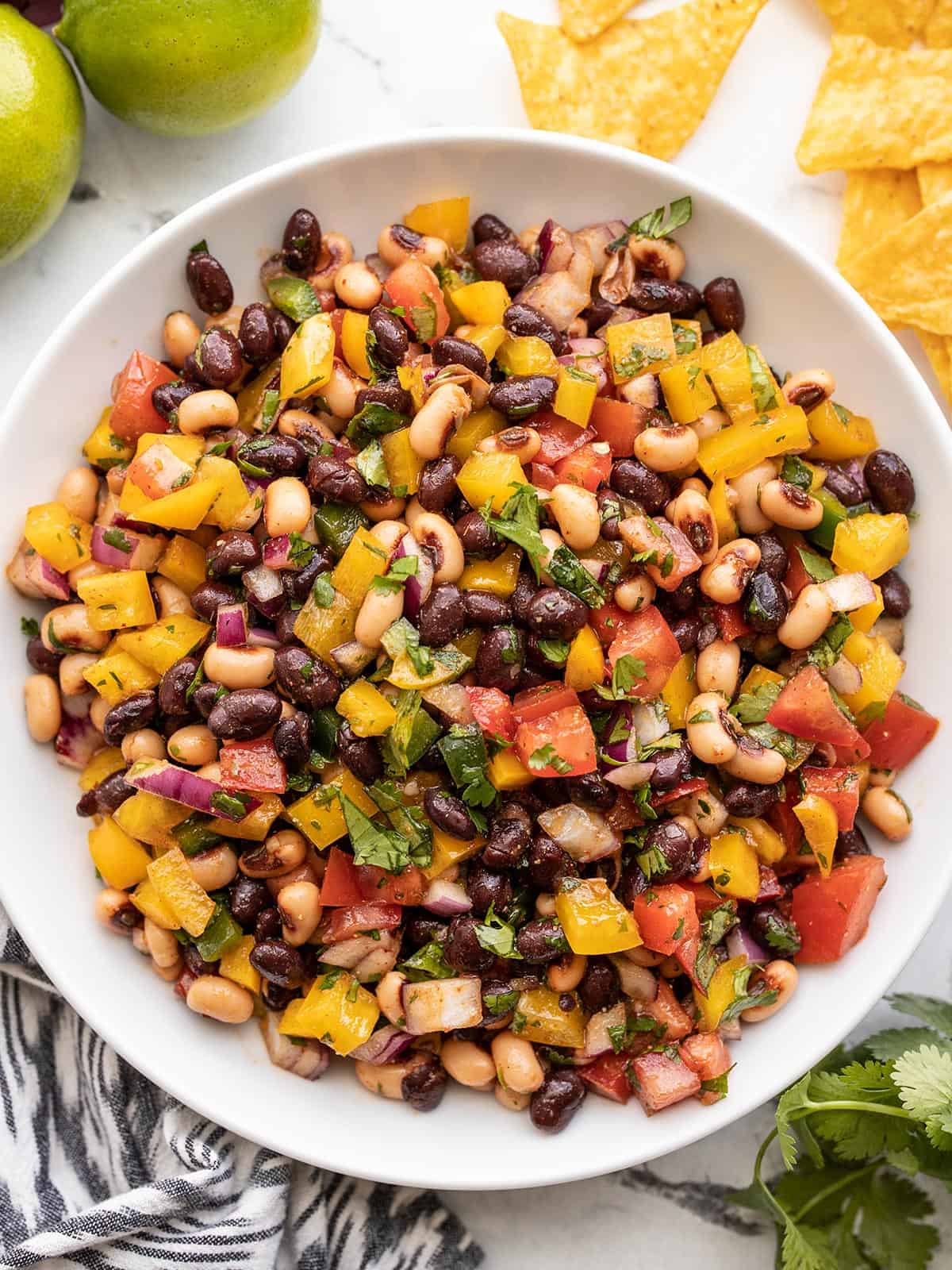 Vue au-dessus de la tête de Cowboy Caviar dans un bol avec des frites sur le côté.