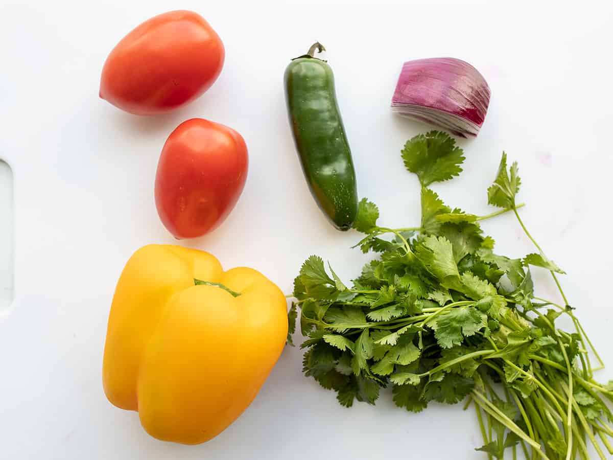 Légumes frais sur une planche à découper.